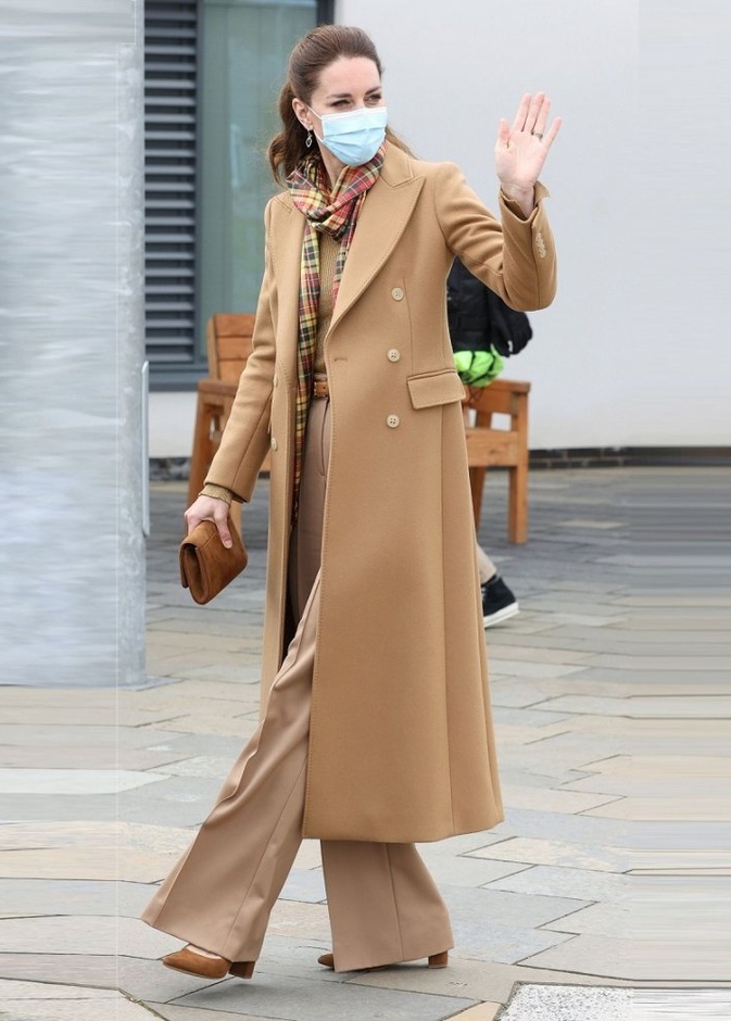 اطلالة كيت ميدلتون كلاسيكية بالالوان الترابية