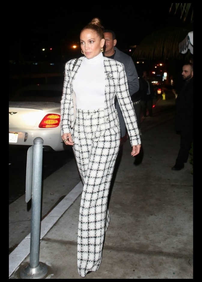 افكار مميزة لتنسيق البدلة الكلاسيكية مستوحاة من اطلالات جينيفر لوبيز