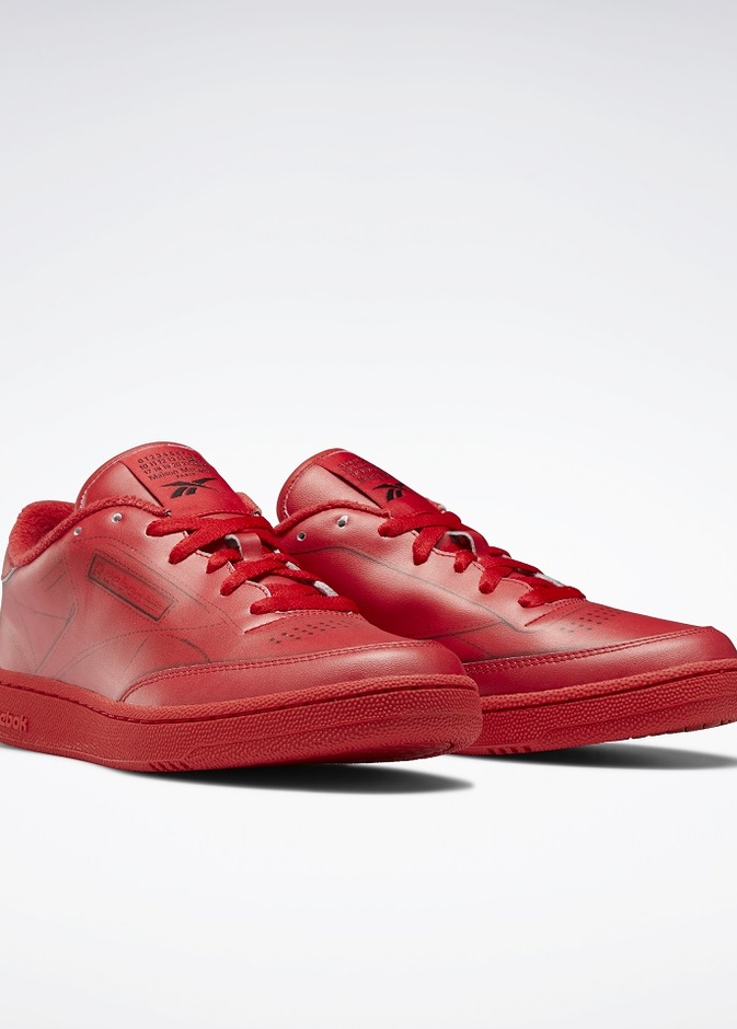 ريبوك تطلق ألوانًا جديدةً لموسم الصيف بالتعاون مع دار أزياء ميزون مارجيلا