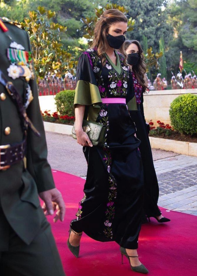 صور اطلالة الملكة رانيا تراثية وملفتة في العيد الـ 75 لاستقلال الأردن