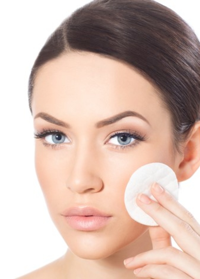 نصائح جمالية عند استخدام بياض البيض توصي بمسحه بالقطعة القطنية لتحقيق افضل النتائج