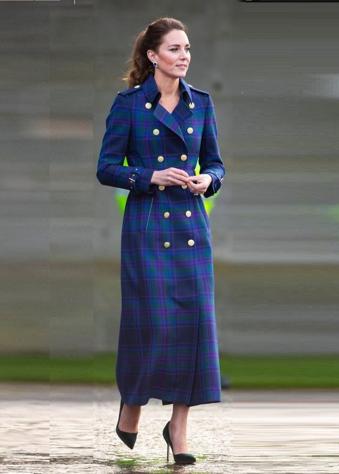 اطلالات كيت ميدلتون بالمعطف الكارو من توقيع دار Holland Cooper