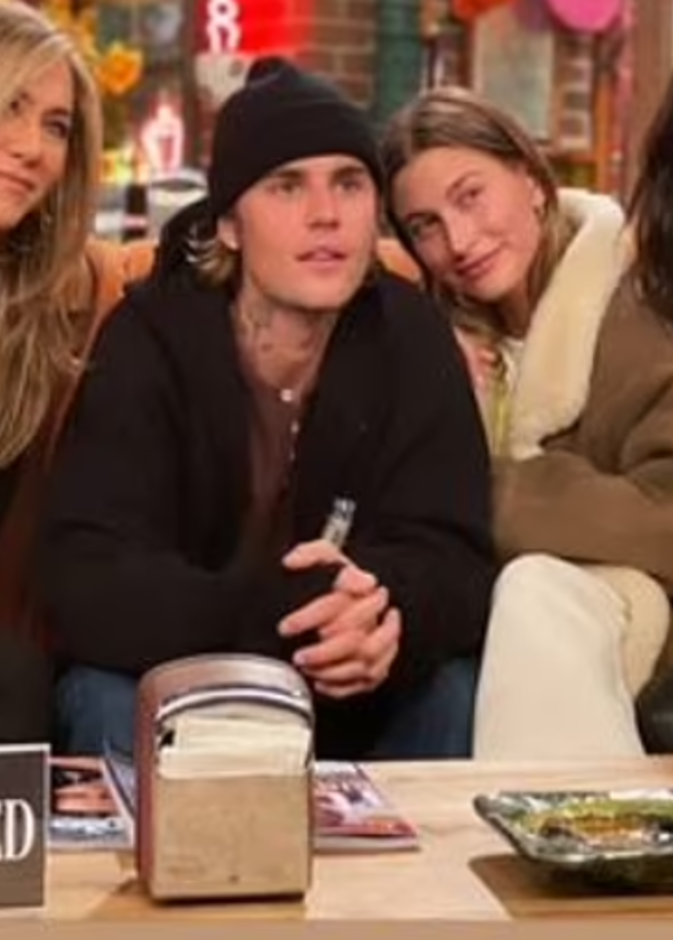 جاستن بيبر و هايلي وسط جينيفر و كورتني