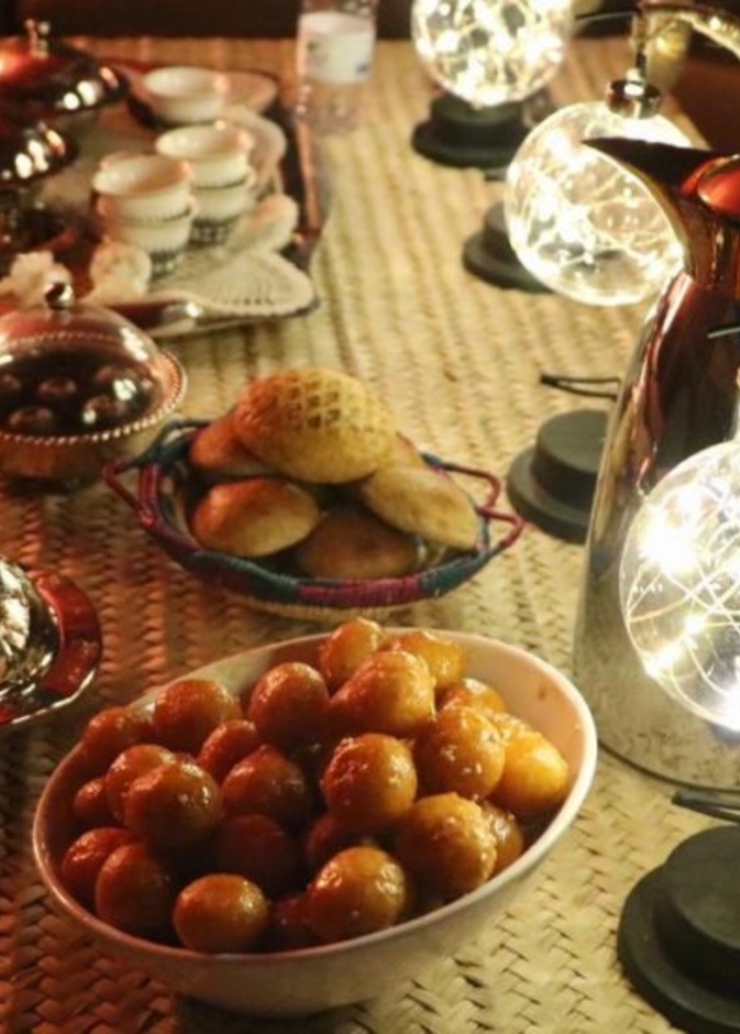 طاولتين للافطار ، جلسة تصوير مع الملابس التقليدية والمزيد في تجربة بيت مها