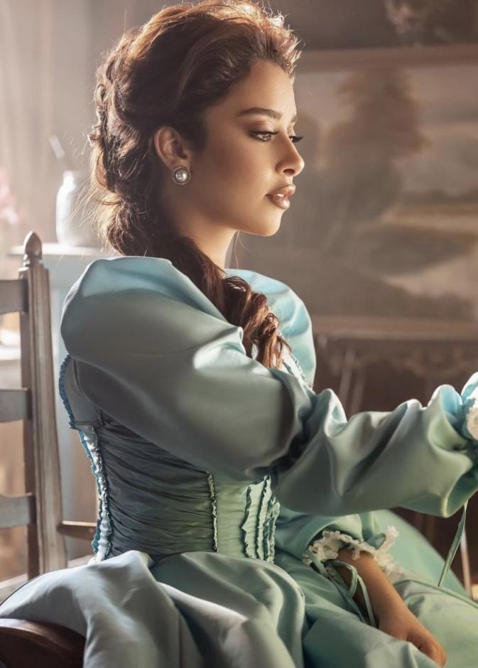 بلقيس فتحي تستوحي أحدث إطلالاتها الكلاسيكية المميزة من العصر الفيكتوري