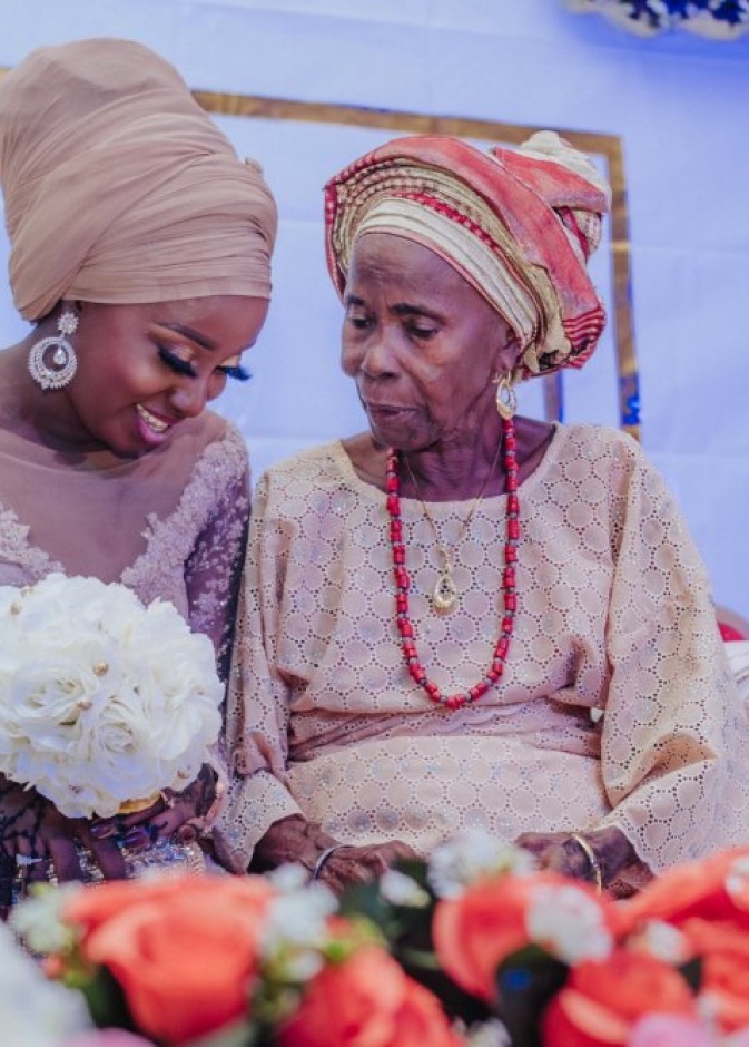  تلك اللحظة التي بكت فيها الجدة تأثرا في زفاف حفيدتها