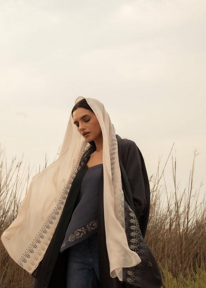  طرحة بيج من علامة MeddWear