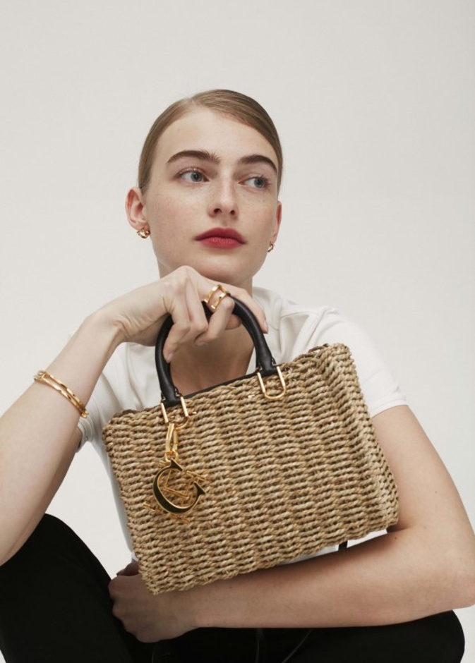 حقائب كارولينا هيريرا باستخدام الأعشاب البحرية المجدولة