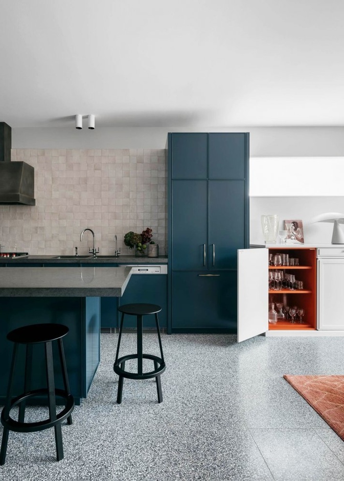 أزرق المحيطات في تصميم خزائن مطبخ بسيط وعصري