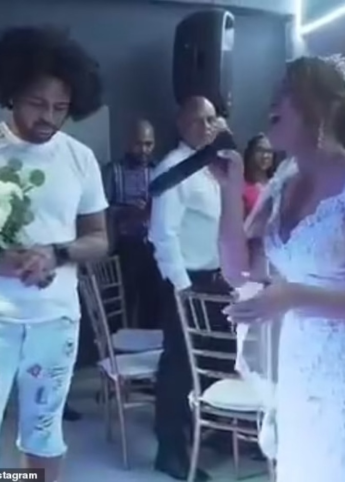  العروس ظهرت بكامل أناقتها على عكس العريس