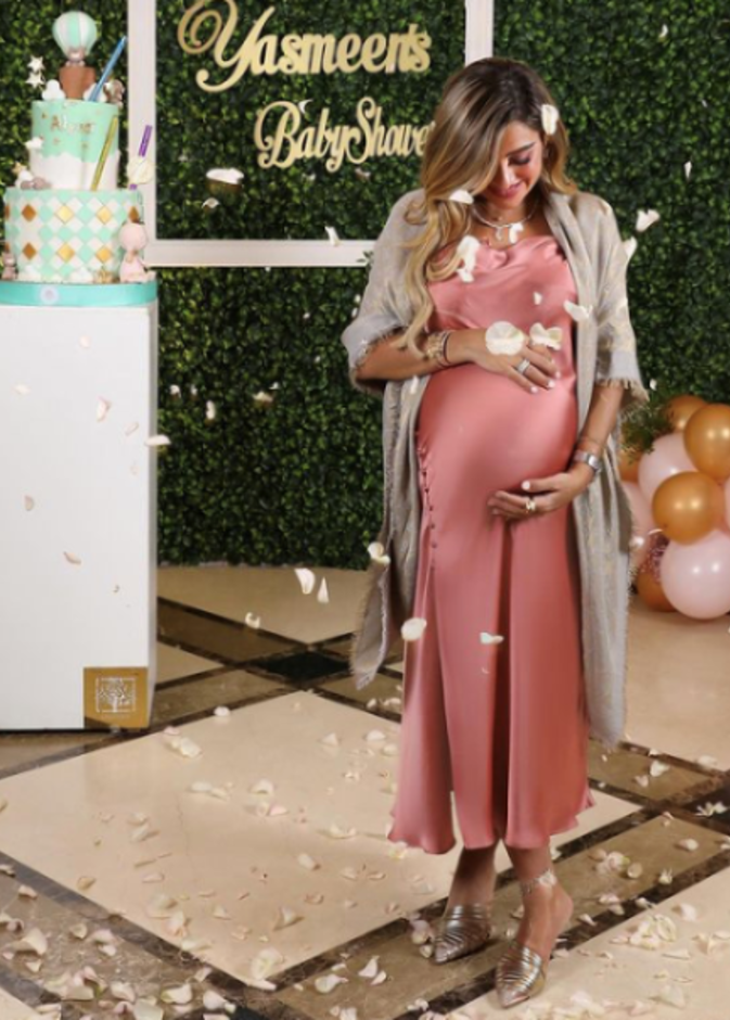 صور أزياء حوامل راقية مستوحاة من إطلالات المدونة ياسمين دخيل