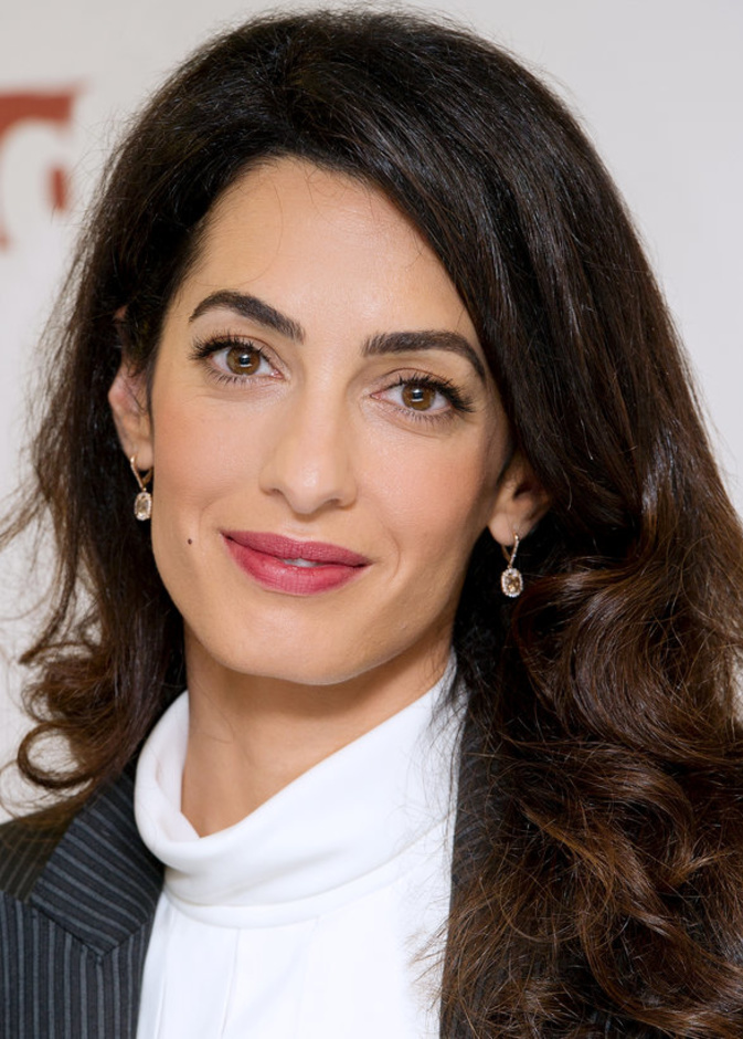 مكياج خفيف ونيود للمرأة العاملة بأسلوب أمل كلوني