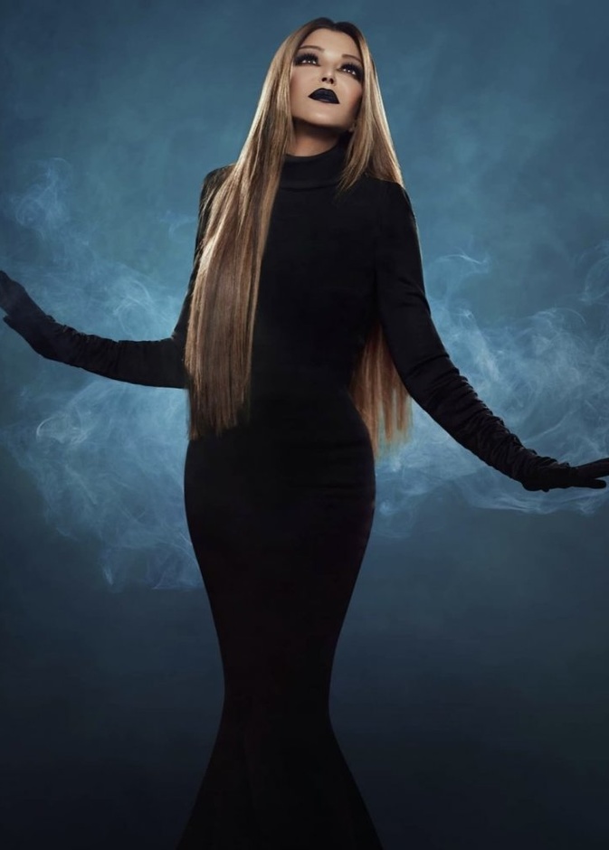 في الصورة الأولى روجت المغربية سميرة من خلال إطلالة رمادية غامضة أرفقتها بعبارة اتنين بالليل قريبًا