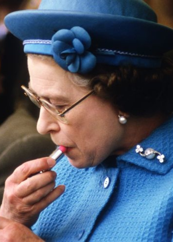 ما هي مستحضرات التجميل المفضلة لملكة بريطانيا لإطلالة مثالية؟