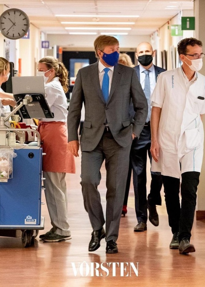 الملك فيليم ألكسندر يزور مستشفى لرعاية مرضى عدوى كورونا