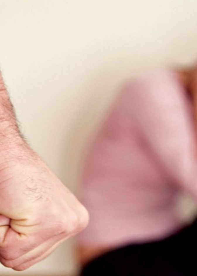 كيفية التعامل مع الزوج العدواني وما هي أسباب عدوانيته