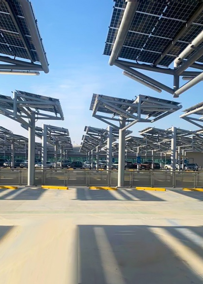  مطارات أبوظبي ومصدر تنجزان أكبر مبنى لمواقف السيارات مزوّد بالطاقة الشمسية في أبوظبي