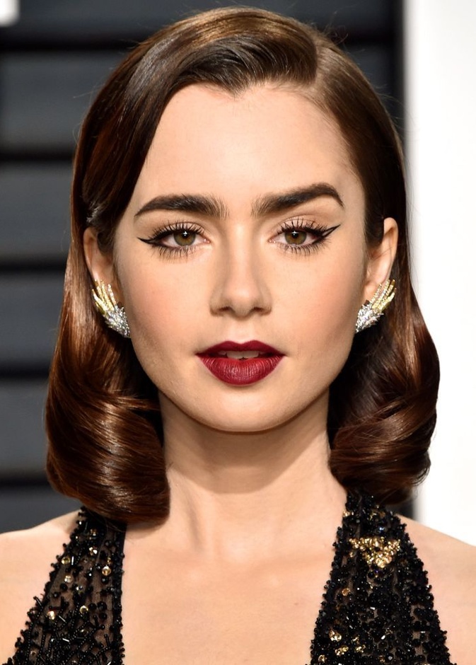  رسمات آيلاينر ريترو مجنح من وحي اطلالة Lily Collins