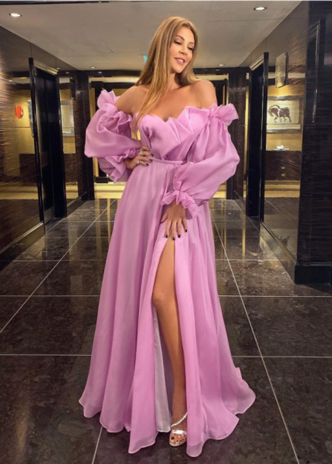 خطفت الأنظار في القاهرة بفستان باللون الزهري من تصميم سارة مراد