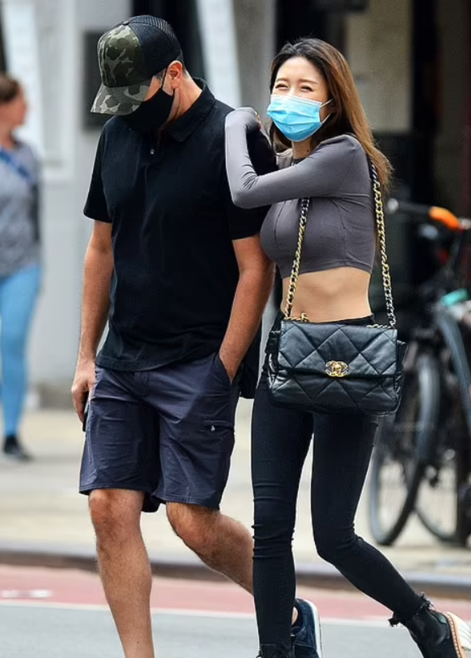 ديفيد شويمر  وإمرأة غامضة