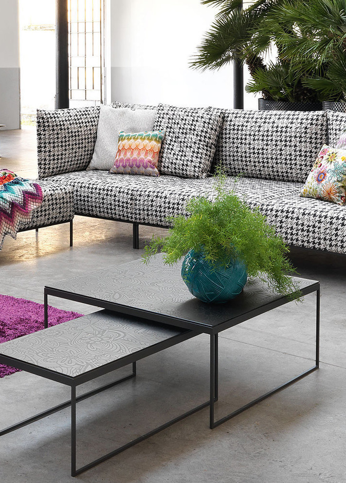 ‎⁨نقشة ناعمة من ميسوني missoni بألوان الأبيض والأسود لتصميم كنب غرف معيشة مودرن