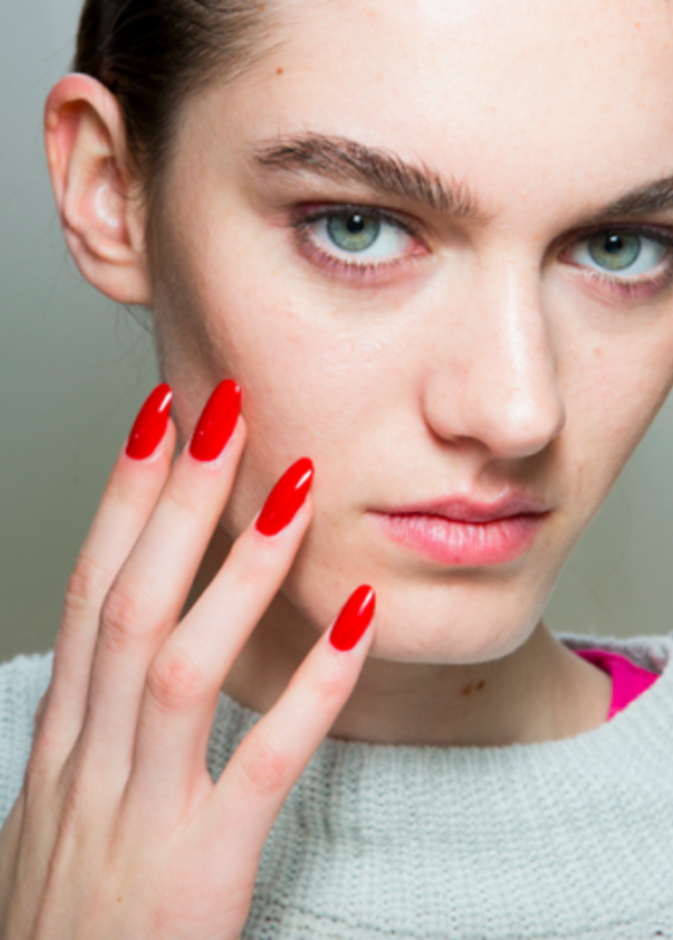  اختيار المناكير الأحمر الكلاسيكي في صيف 2021 2021