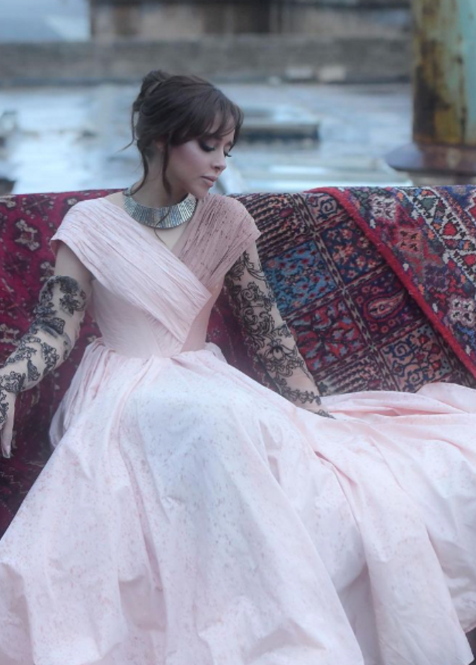 بدت بلقيس كالأميرات بالفستان الزهري