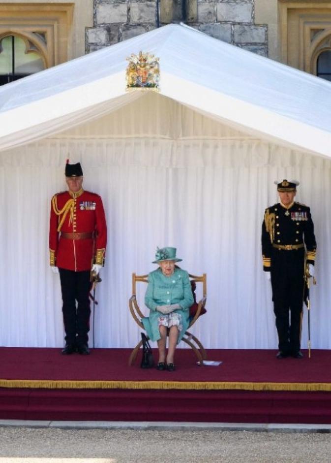 ملكة بريطانيا تكتفي بنسخة مصغرة من احتفالات Trooping the Colour هذا العام