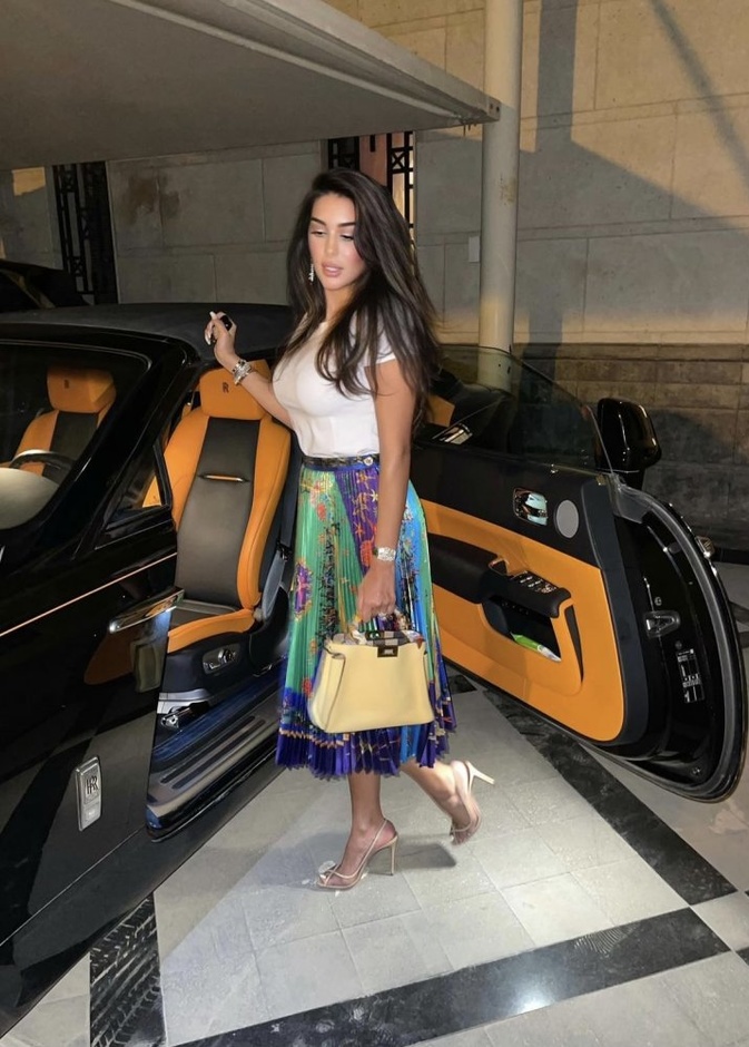 إطلالة صيفية مرحة وملونة اختارتها ياسمين صبري مؤخراً