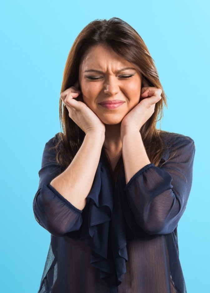 تنظيف الاذنين باعواد القطن يمكن ان يسبب ثقب طبلة الاذن