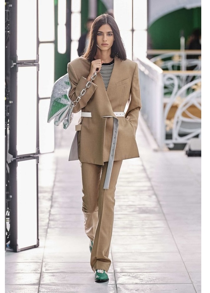 موديلات بلايز طويلة باللون ااخضر القوي من دار Versace
