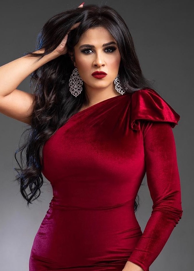  ياسمين عبد العزيز بأقراط متدلية بارزة