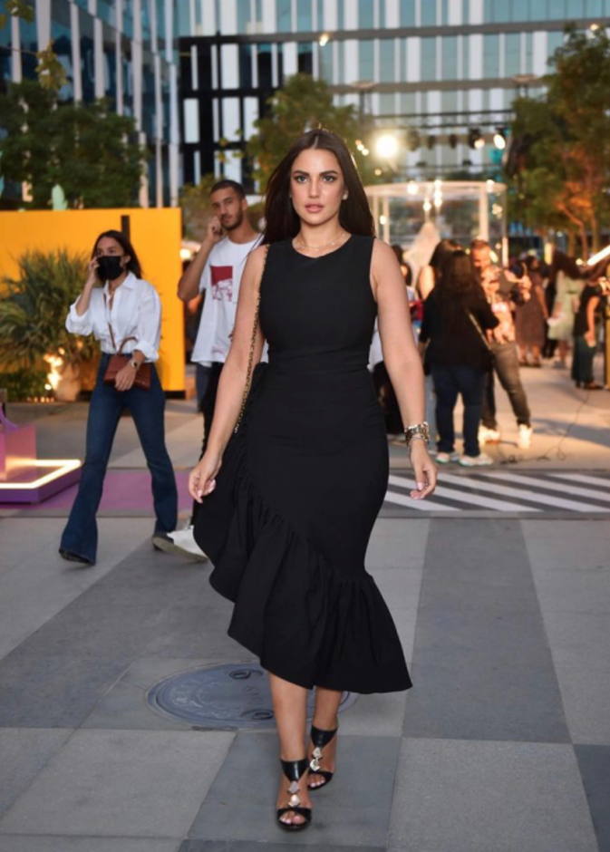 خطفت درة زروق الأنظار بالفستان الأسود الميدي من تصميم زينة زكي