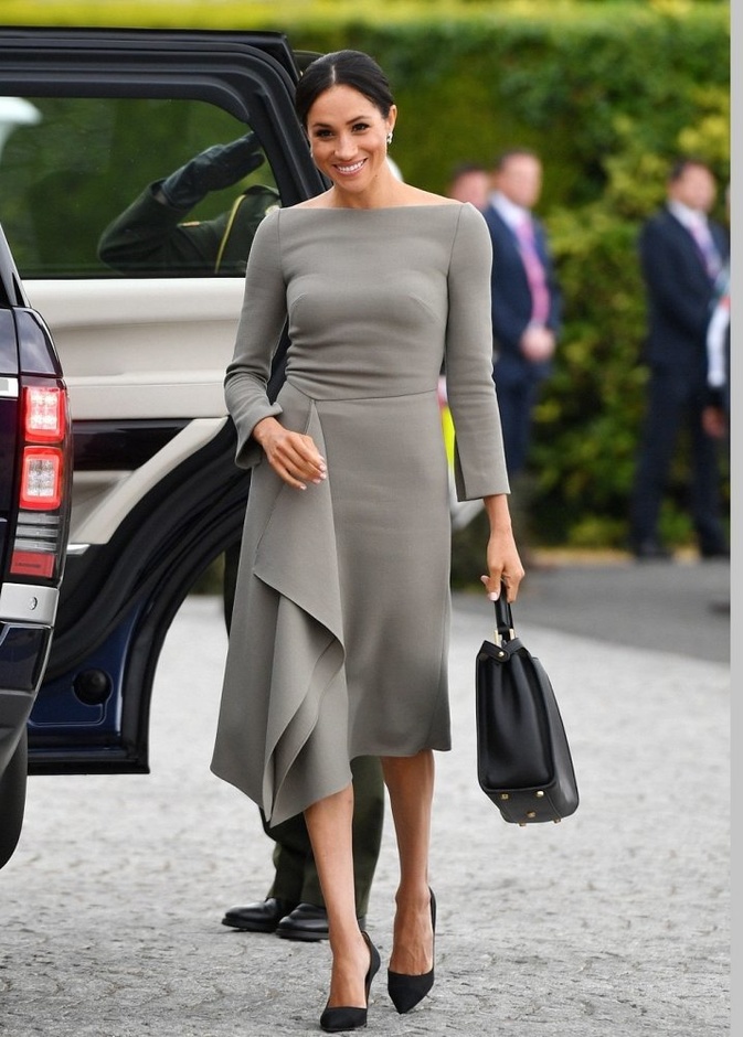 اجمل اطلالات ميغان ماركل بفستان مستقيم رمادي بتوقيع دار Roland Mouret