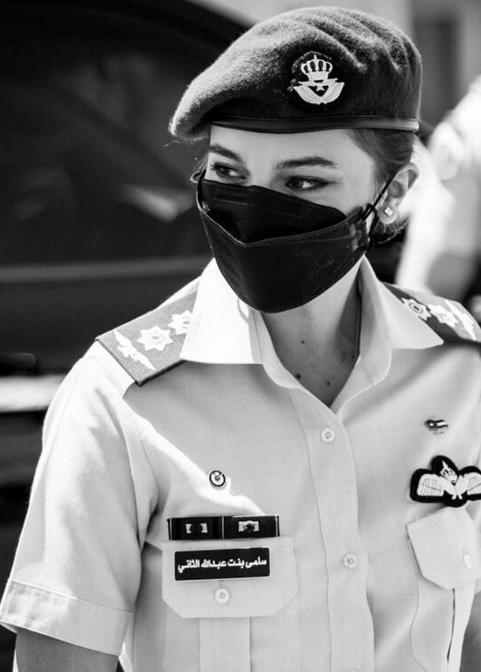 الأميرة سلمى ظهرت بالزي العسكري