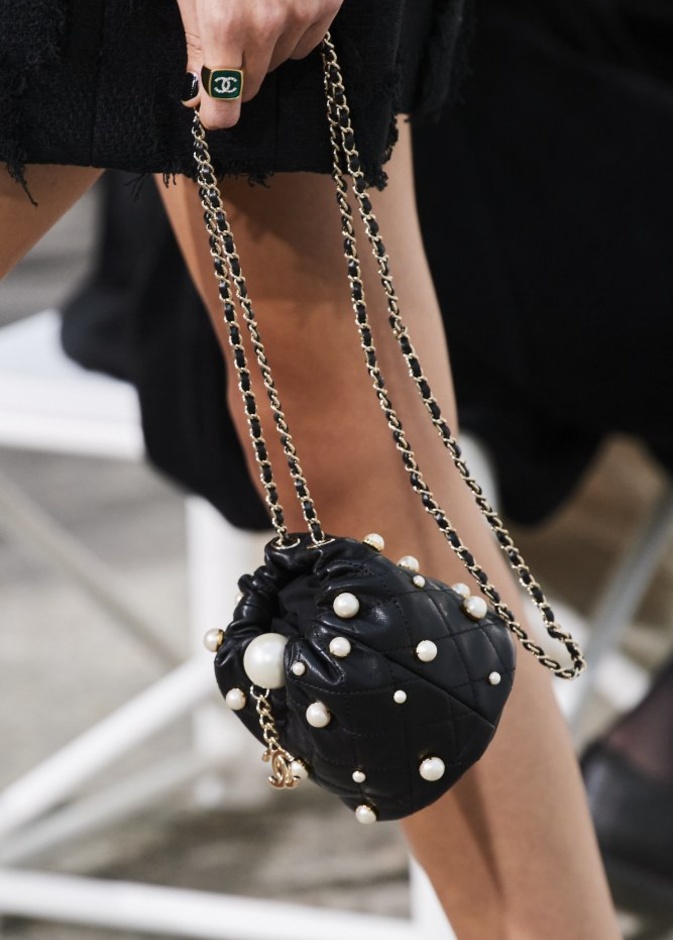 شنط فخمة مع احجار اللؤلؤ لسهرات صيف 2021 من Chanel