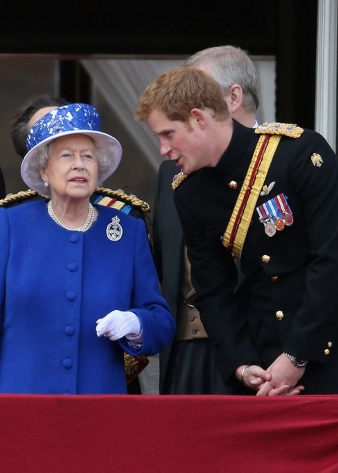 لقاء عائلي مطول يجمع الأمير هاري وجدته الملكة