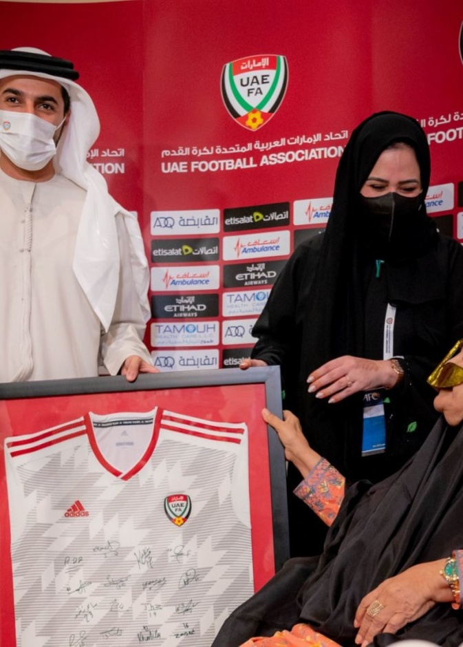  تكريم المشجعة الإماراتية أم علي