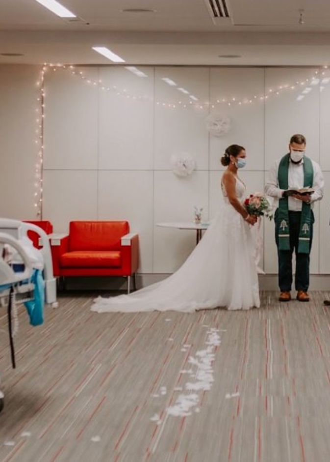 عروس تقيم حفل زفاف مرتجل في مستشفى علاج السرطان !
