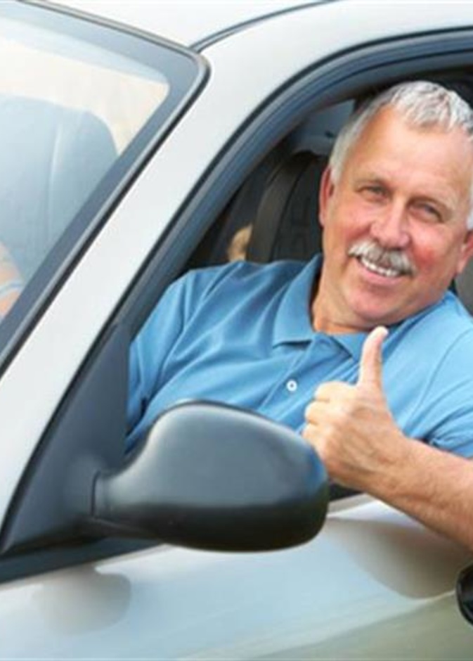 كبار السن يعانون من ظروف صحية قد تمنعهم من القيادة