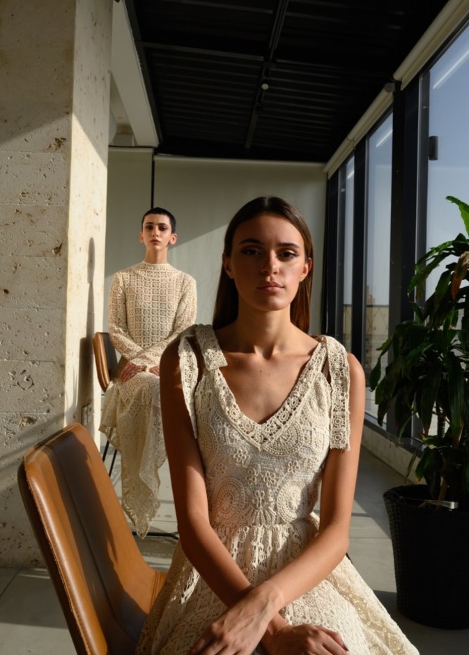  تصاميم أنثوية وخامات ساحرة من Bash Collection