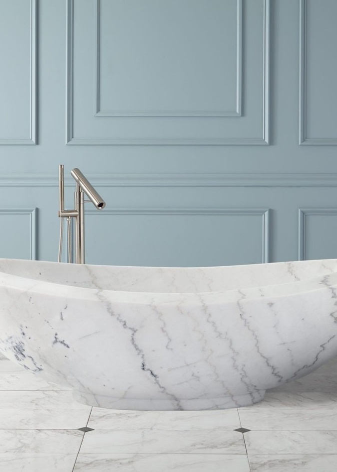 أناقة الأبيض في تصميم أحواض الاستحمام