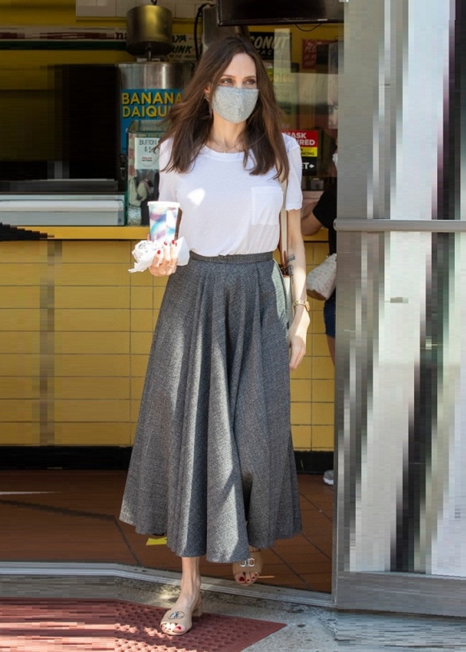 صور احدث اطلالات انجلينا جولي بموضة التنورة أثناء اجازتها