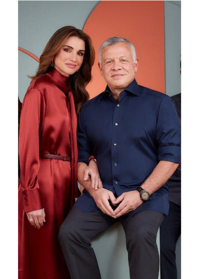 أطلت الملكة بالفستان الحريريّ باللون الأحمر الداكن فيما أطلت الملك بالقميص الكحلي والبنطلون الرمادي