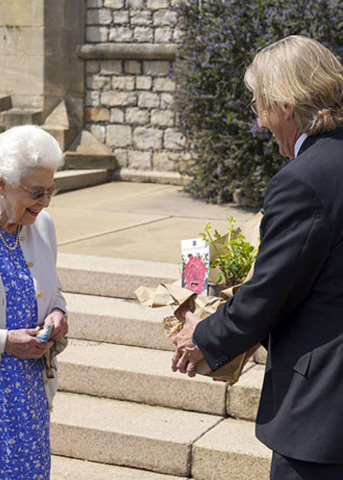 تعرفوا على الهدية التي تلقتها الملكة بمناسبة الذكرى السنوية المئة لميلاد زوجها الراحل