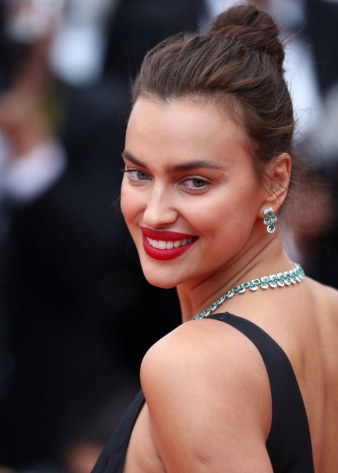 أحمر شفاه قوي مع الجميلة Irina Shayk