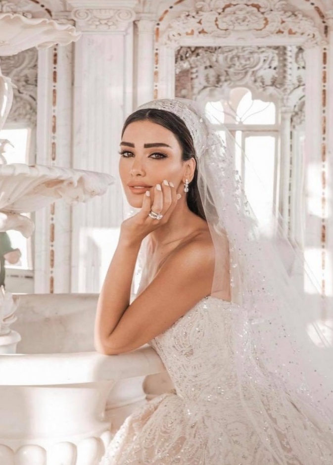 جيسيكا عازار بإطلالة عرائسية ملكية بتوقيع إيلي صعب