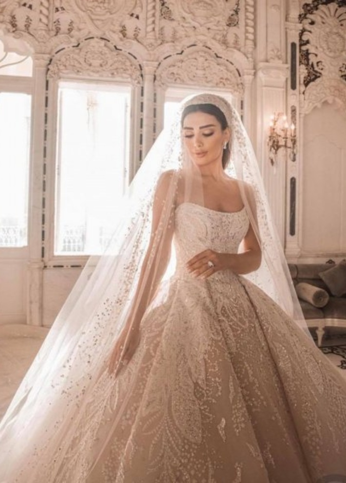 اختارت العروس طرحة طويلة