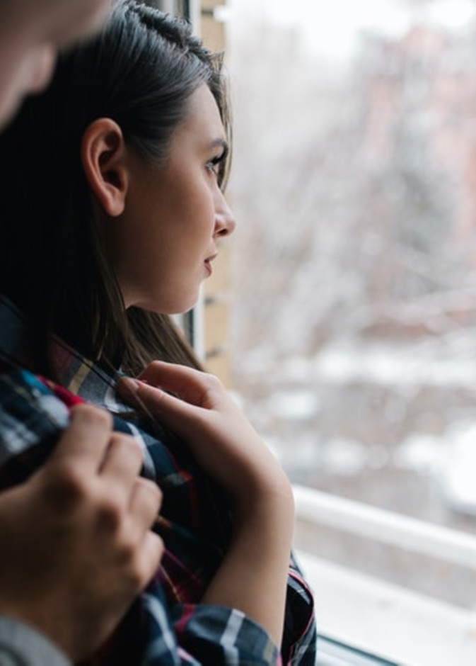 أبراج لا تظهر عواطفها لشريكها بشكل علني