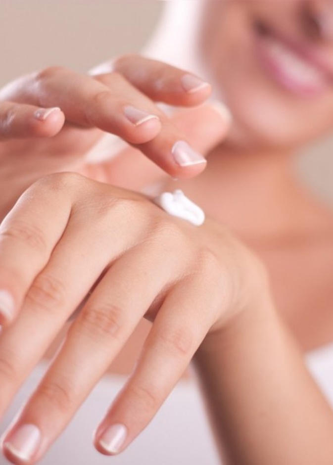  تقشير اليدين يساعد على التخلص من البقع الداكنة